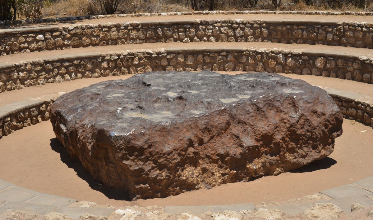 Wyjaśnij Dlaczego Tylko Nieliczne Meteory Docierają Do Powierzchni Ziemi